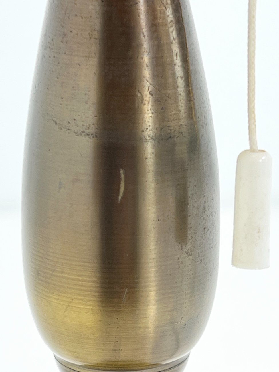 HN1520-staliniai-sviestuvai-11 Žalvarinis stalinis šviestuvas tekstiliniu gaubtu rudais kutais 45x45x79,5 cm