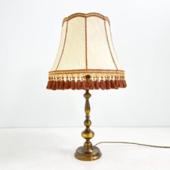 Žalvarinis stalinis šviestuvas tekstiliniu gaubtu rudais kutais 45x45x79,5 cm