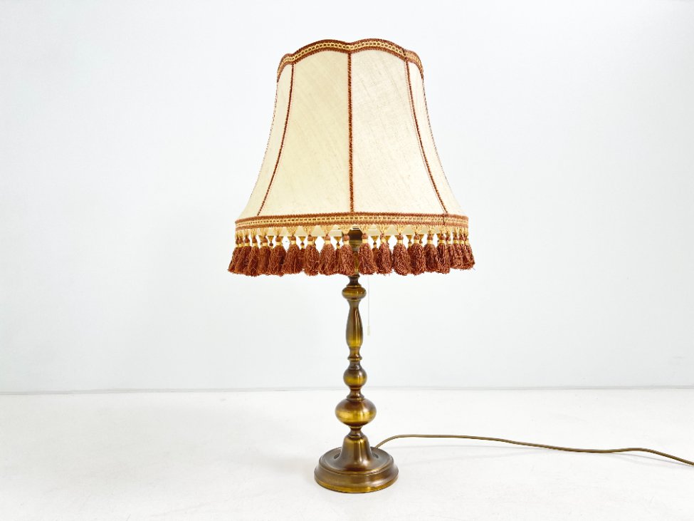 HN1520-staliniai-sviestuvai-2 Žalvarinis stalinis šviestuvas tekstiliniu gaubtu rudais kutais 45x45x79,5 cm