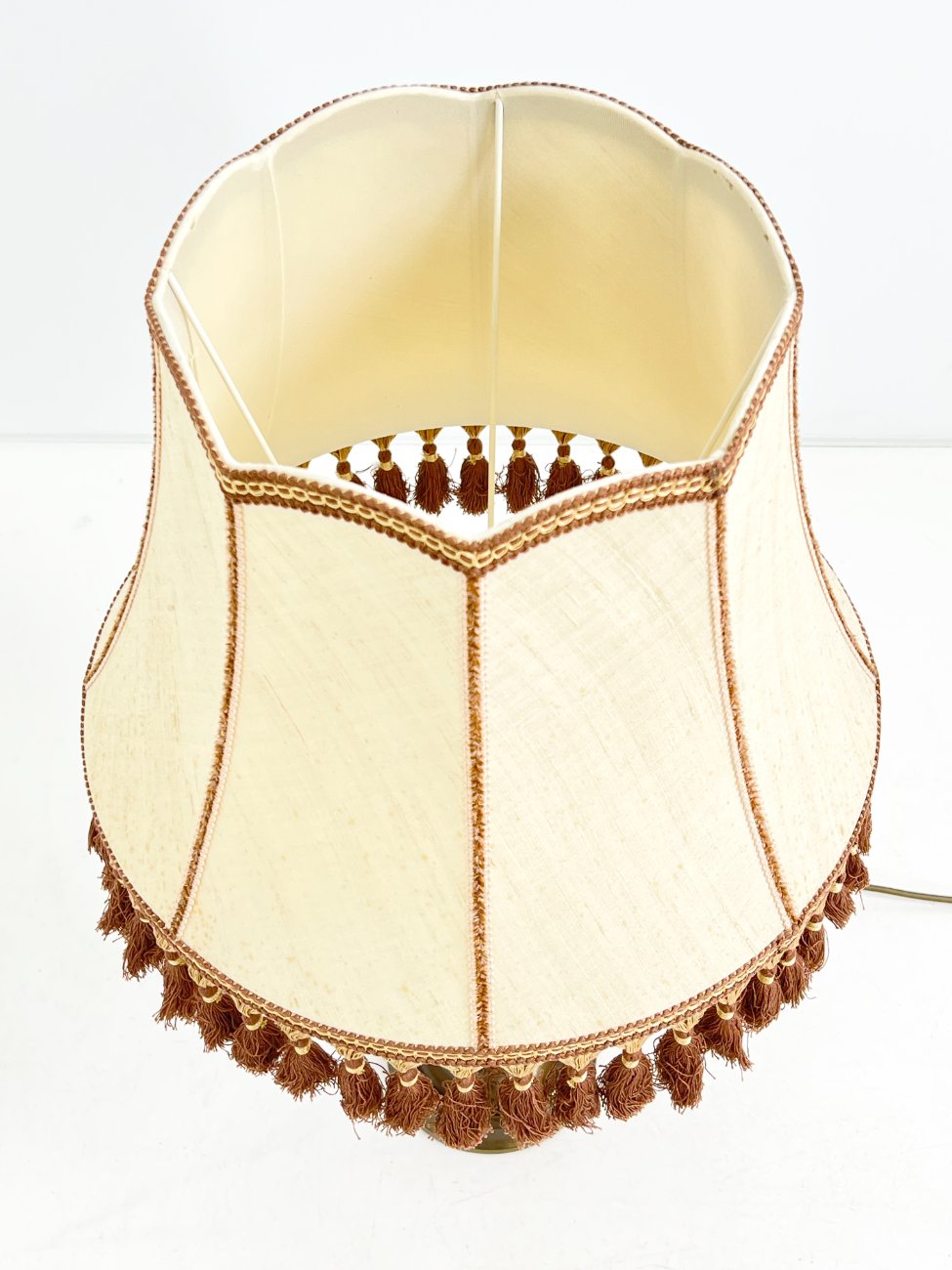 HN1520-staliniai-sviestuvai-3 Žalvarinis stalinis šviestuvas tekstiliniu gaubtu rudais kutais 45x45x79,5 cm