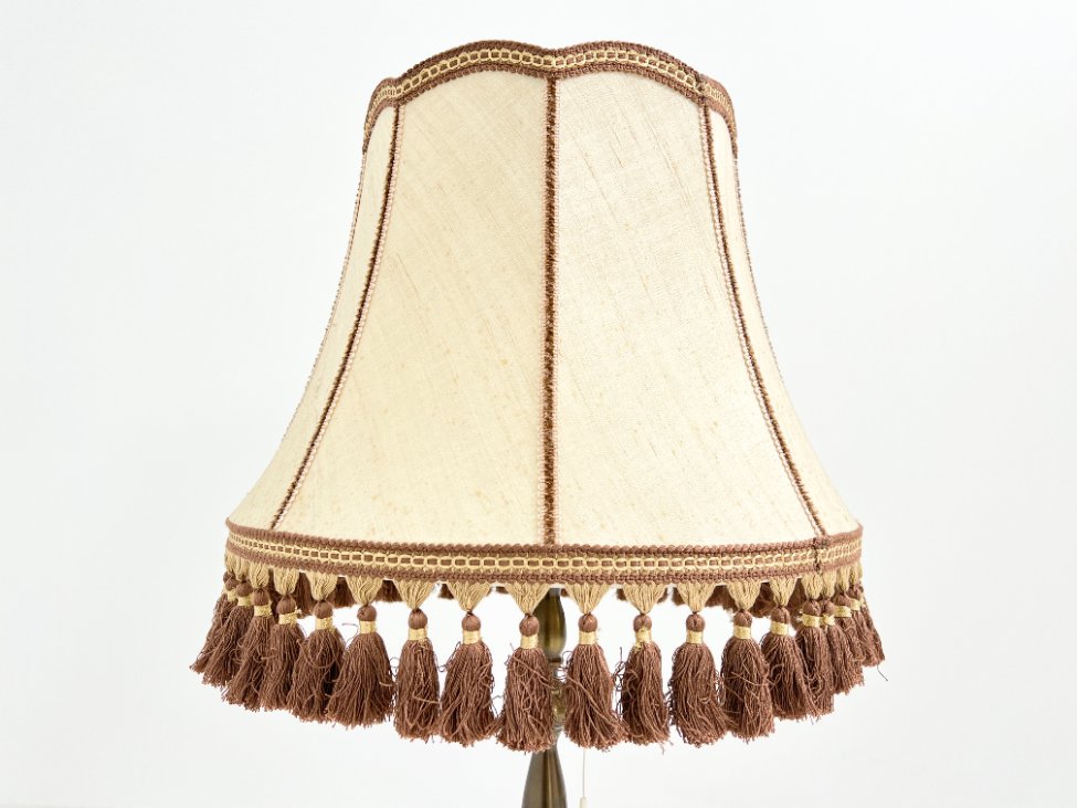 HN1520-staliniai-sviestuvai-4 Žalvarinis stalinis šviestuvas tekstiliniu gaubtu rudais kutais 45x45x79,5 cm