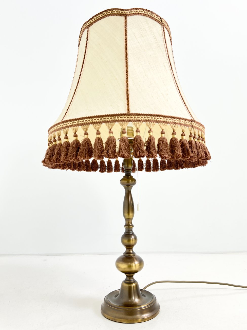 HN1520-staliniai-sviestuvai-5 Žalvarinis stalinis šviestuvas tekstiliniu gaubtu rudais kutais 45x45x79,5 cm