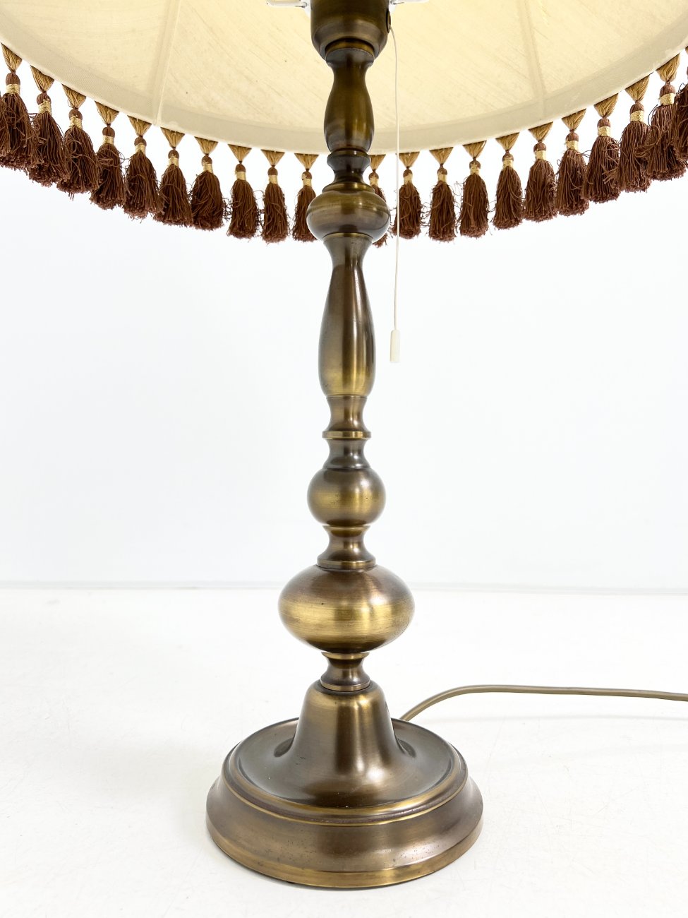 HN1520-staliniai-sviestuvai-6 Žalvarinis stalinis šviestuvas tekstiliniu gaubtu rudais kutais 45x45x79,5 cm