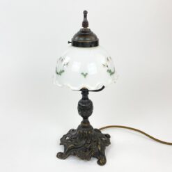 Metalinis stalinis šviestuvėlis baltos spalvos stikliniu gaubtu 18x18x37 cm