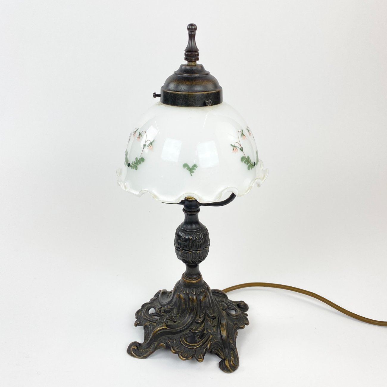 HN1523-staliniai-sviestuvai-0 Metalinis stalinis šviestuvėlis baltos spalvos stikliniu gaubtu 18x18x37 cm