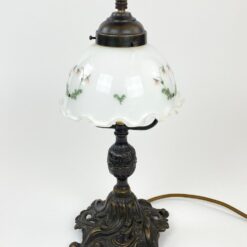 Metalinis stalinis šviestuvėlis baltos spalvos stikliniu gaubtu 18x18x37 cm