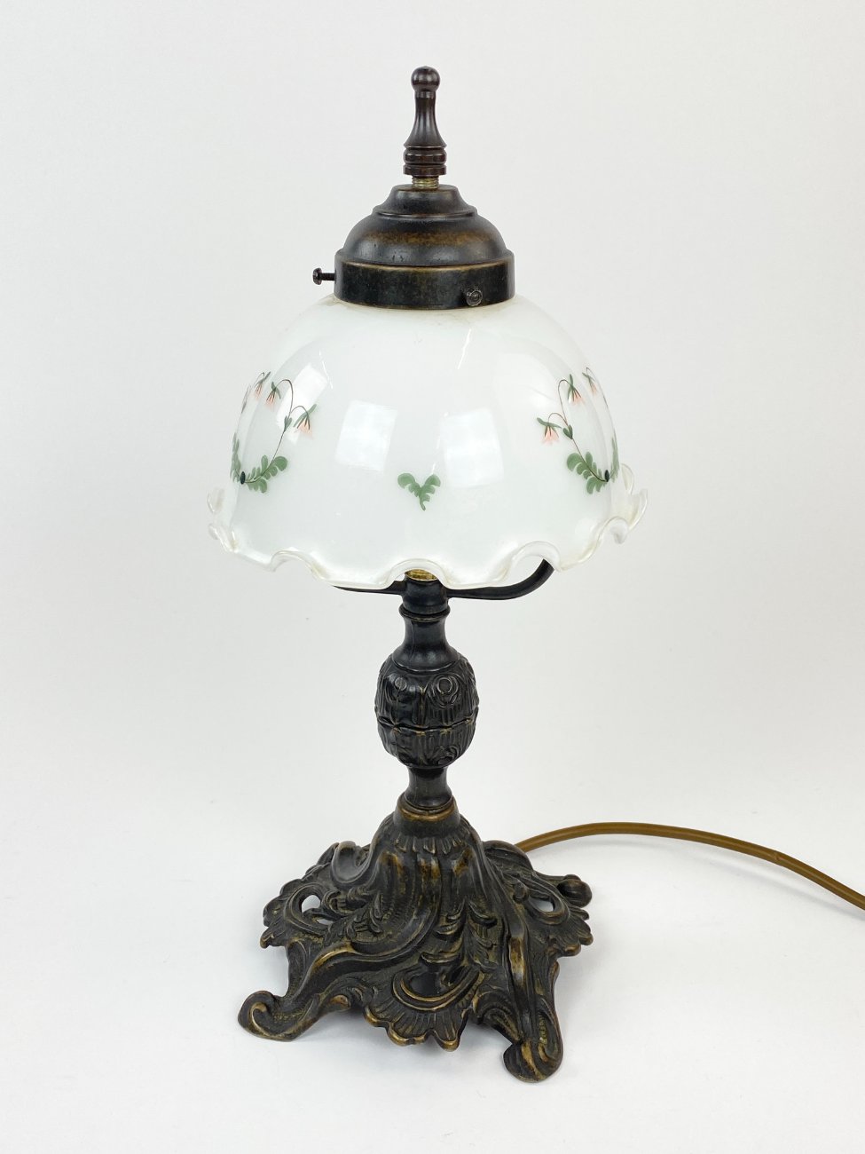 HN1523-staliniai-sviestuvai-1 Metalinis stalinis šviestuvėlis baltos spalvos stikliniu gaubtu 18x18x37 cm