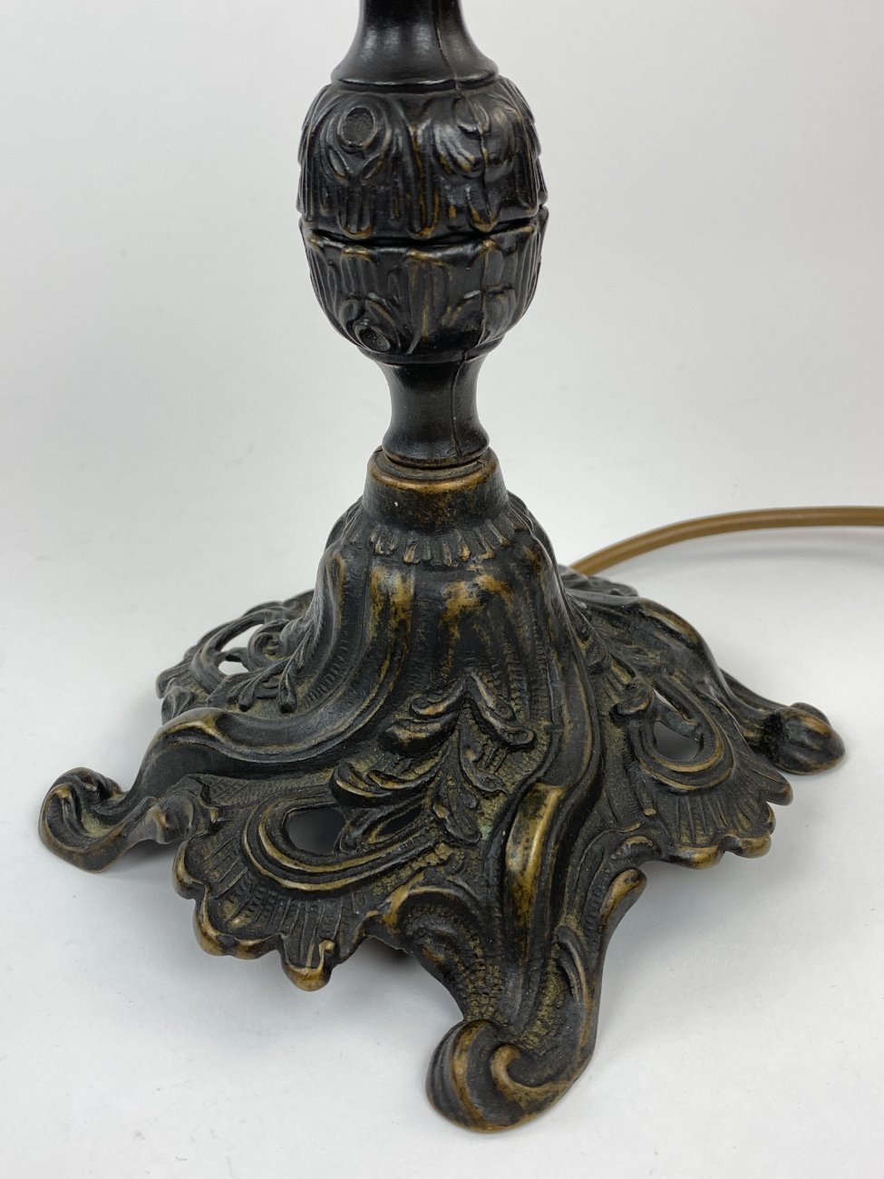 HN1523-staliniai-sviestuvai-11 Metalinis stalinis šviestuvėlis baltos spalvos stikliniu gaubtu 18x18x37 cm