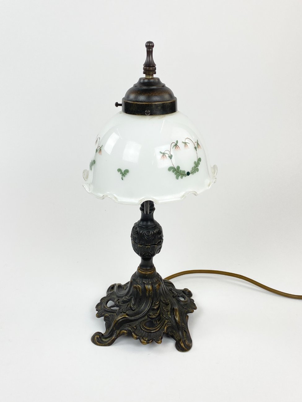 HN1523-staliniai-sviestuvai-3 Metalinis stalinis šviestuvėlis baltos spalvos stikliniu gaubtu 18x18x37 cm