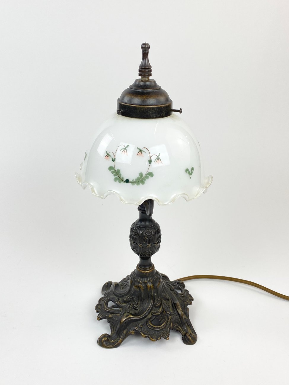 HN1523-staliniai-sviestuvai-4 Metalinis stalinis šviestuvėlis baltos spalvos stikliniu gaubtu 18x18x37 cm