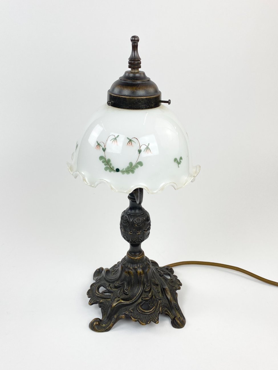 HN1523-staliniai-sviestuvai-5 Metalinis stalinis šviestuvėlis baltos spalvos stikliniu gaubtu 18x18x37 cm