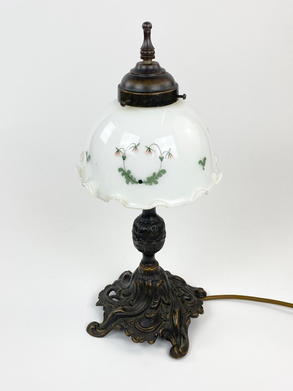 HN1523-staliniai-sviestuvai-6 Metalinis stalinis šviestuvėlis baltos spalvos stikliniu gaubtu 18x18x37 cm