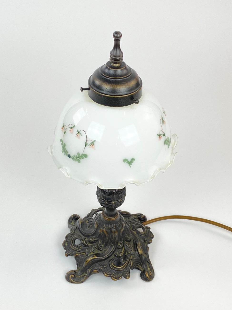 HN1523-staliniai-sviestuvai-7 Metalinis stalinis šviestuvėlis baltos spalvos stikliniu gaubtu 18x18x37 cm