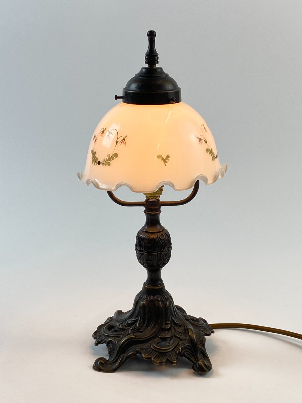 HN1523-staliniai-sviestuvai-8 Metalinis stalinis šviestuvėlis baltos spalvos stikliniu gaubtu 18x18x37 cm