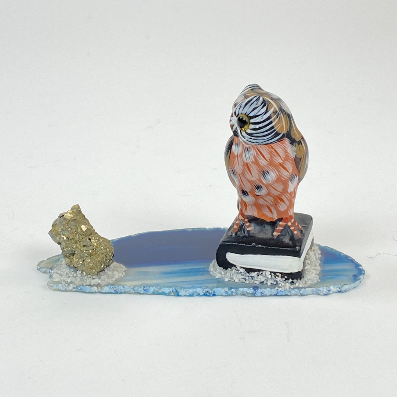 HN1525-keramikines-skulpturos-0 Keramikinė pelėdos statulėlė su pirito akmeniu 11,5x5x7 cm