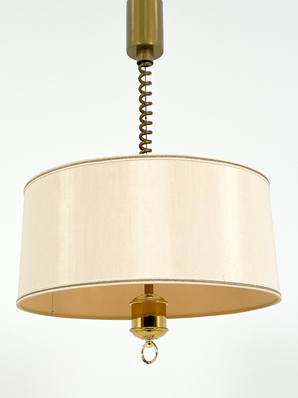 HN1526-pakabinami-sviestuvai-1 Reguliuojamo aukščio pakabinamas šviestuvas šviesiu gaubtu 43x43x57(+43) cm