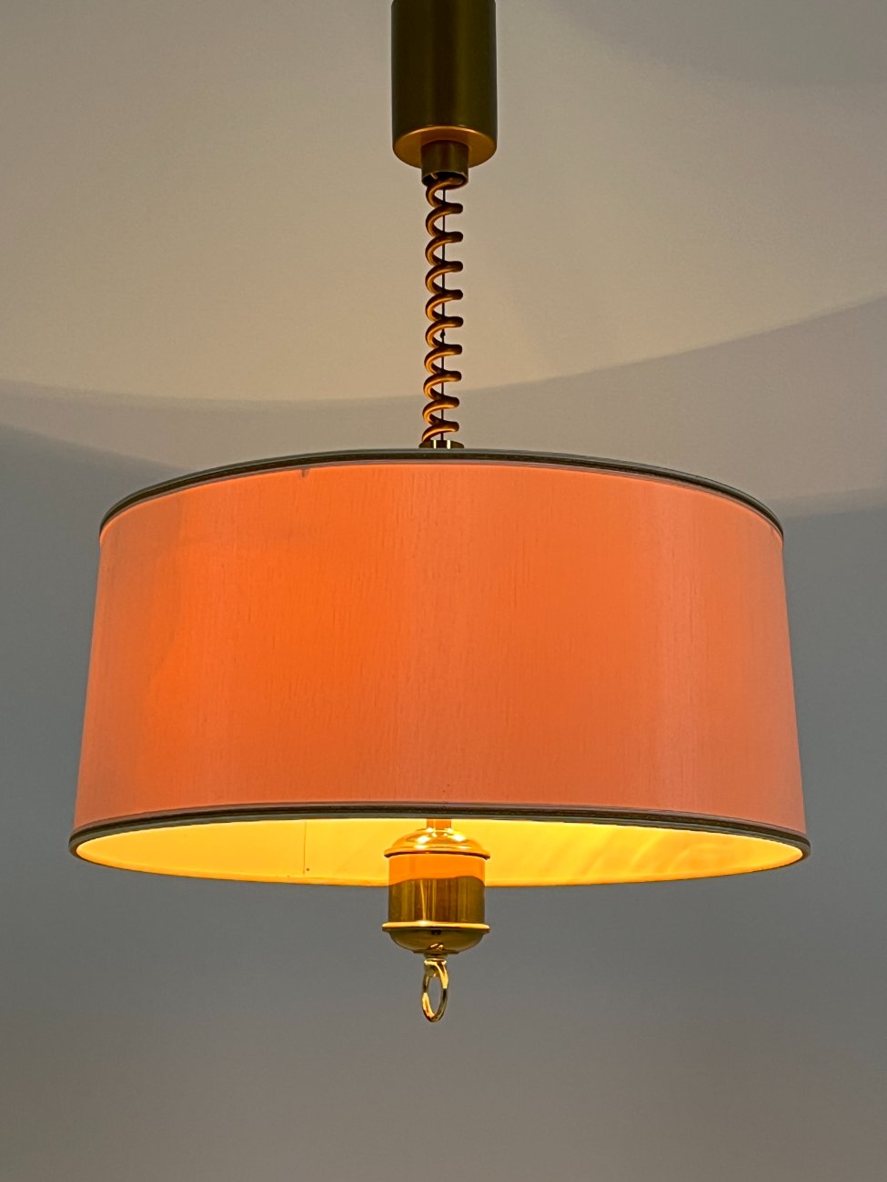 HN1526-pakabinami-sviestuvai-5 Reguliuojamo aukščio pakabinamas šviestuvas šviesiu gaubtu 43x43x57(+43) cm