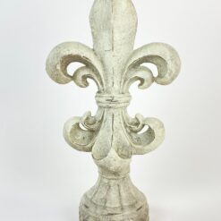 Heraldinės lelijos figūra iš plastiko 13,5×22,5×44 cm