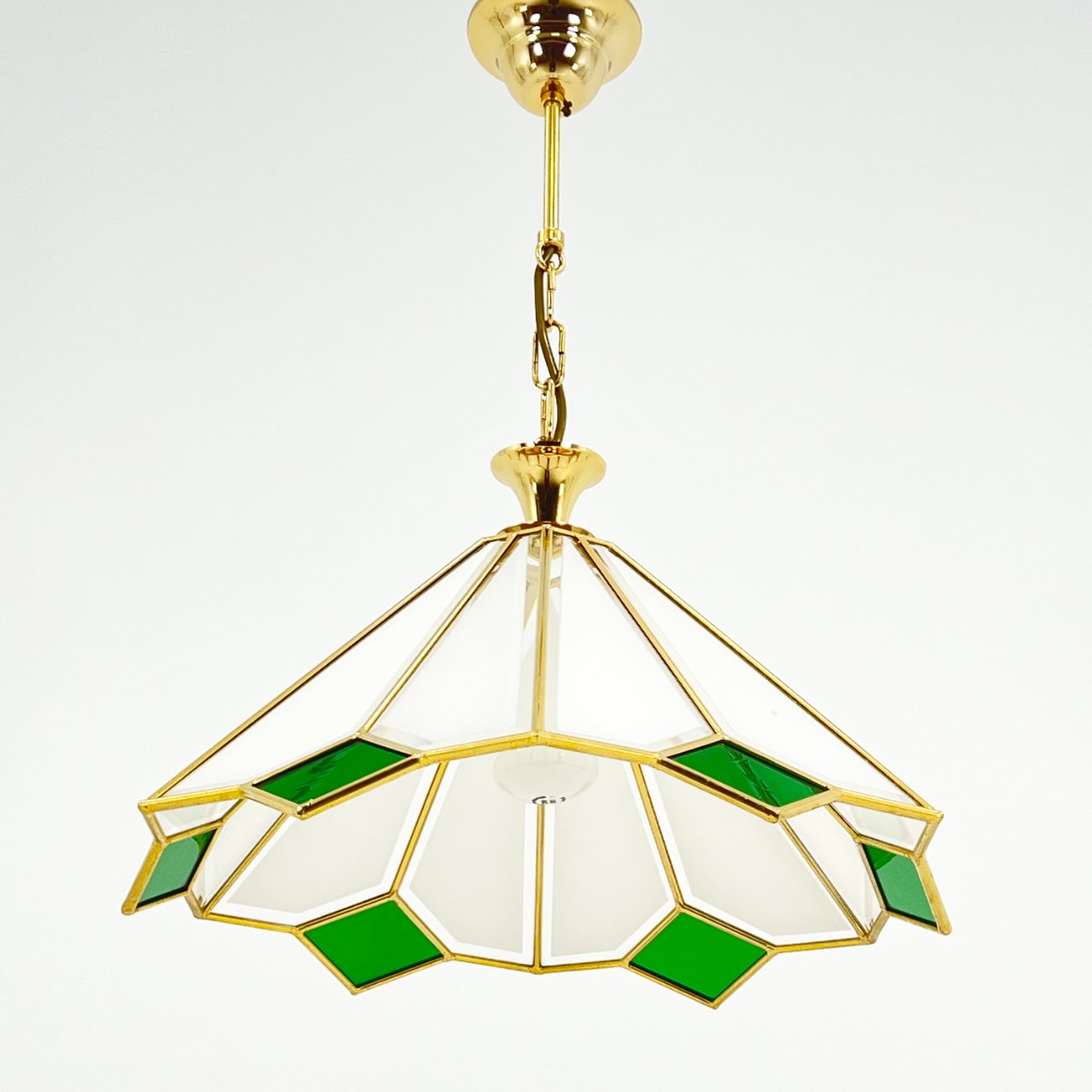 HN1529-pakabinami-sviestuvai-0 Aukso spalvos metalo pakabinamas šviestuvas su stiklu 48x48x60 cm