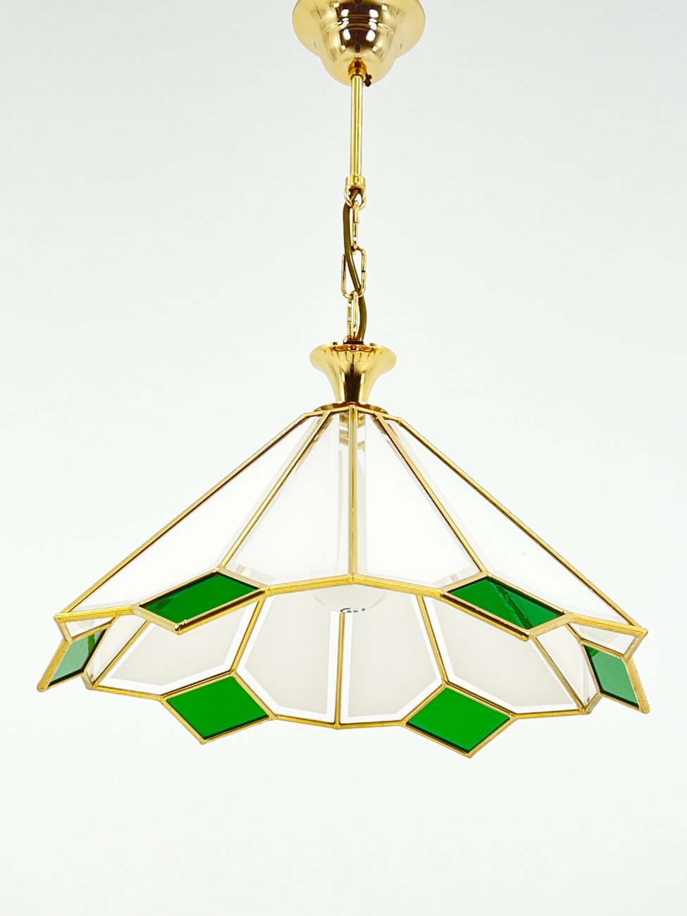 HN1529-pakabinami-sviestuvai-1 Aukso spalvos metalo pakabinamas šviestuvas su stiklu 48x48x60 cm