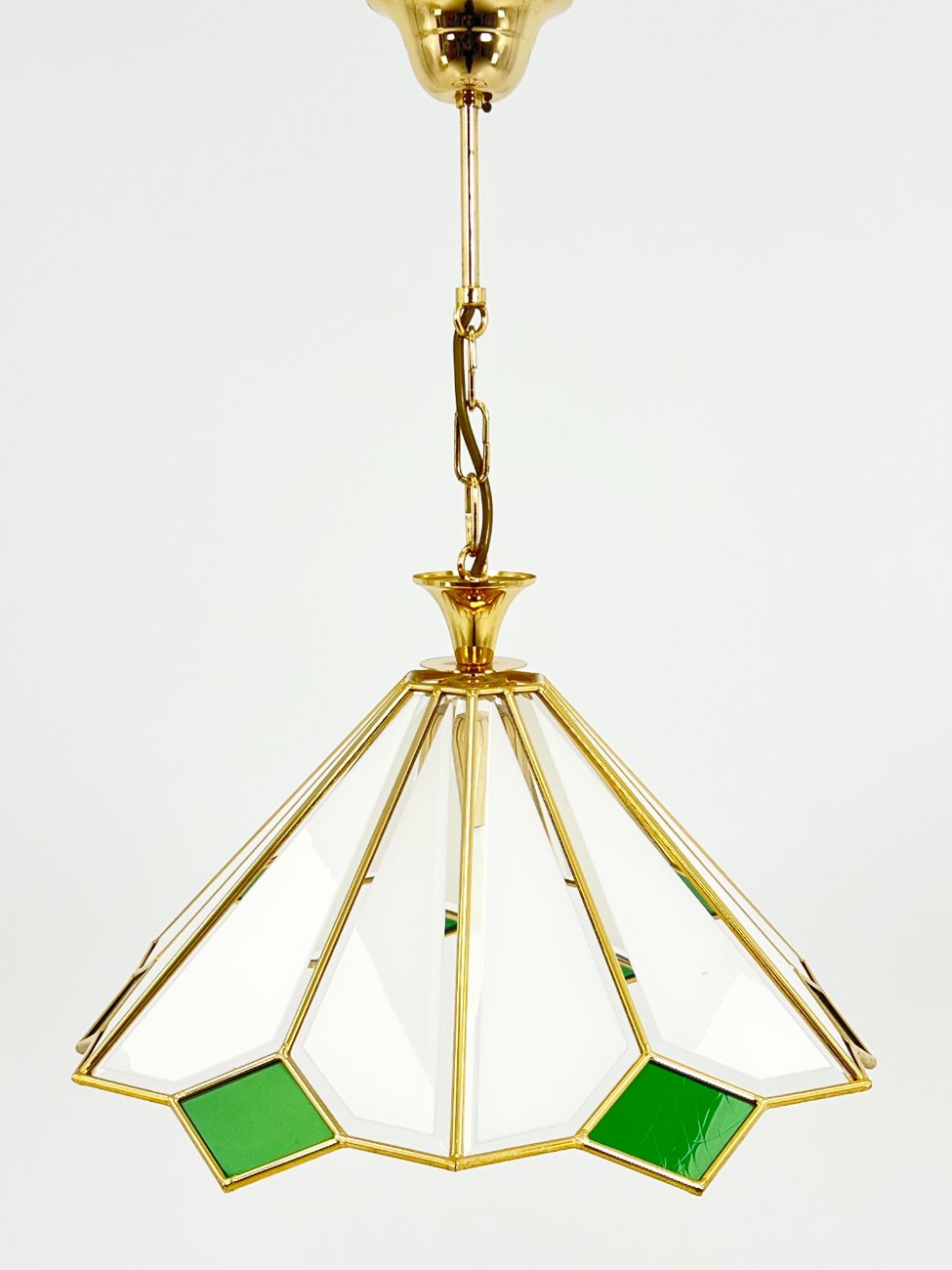 HN1529-pakabinami-sviestuvai-3 Aukso spalvos metalo pakabinamas šviestuvas su stiklu 48x48x60 cm