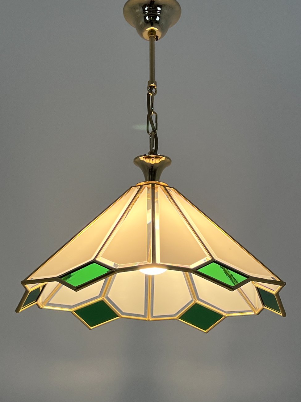 HN1529-pakabinami-sviestuvai-6 Aukso spalvos metalo pakabinamas šviestuvas su stiklu 48x48x60 cm