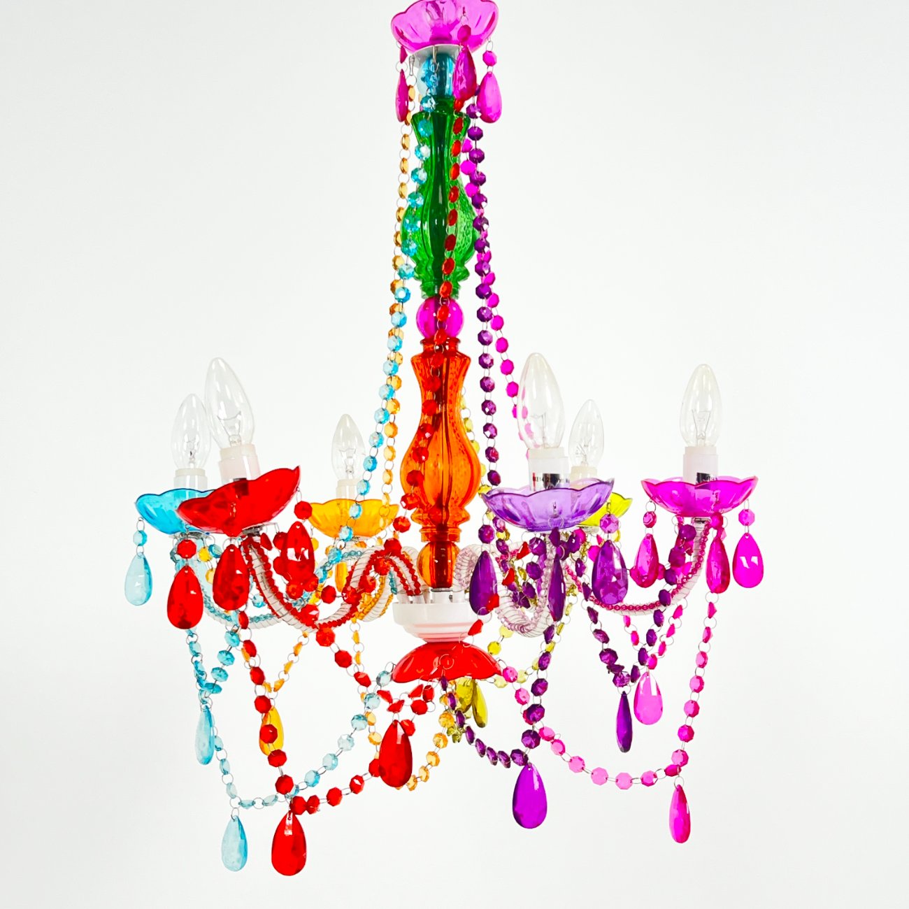 HN1530-pakabinami-sviestuvai-0 Šešių šakų pakabinamas sietynas su spalvingomis plastiko detalėmis 56x56x76 cm