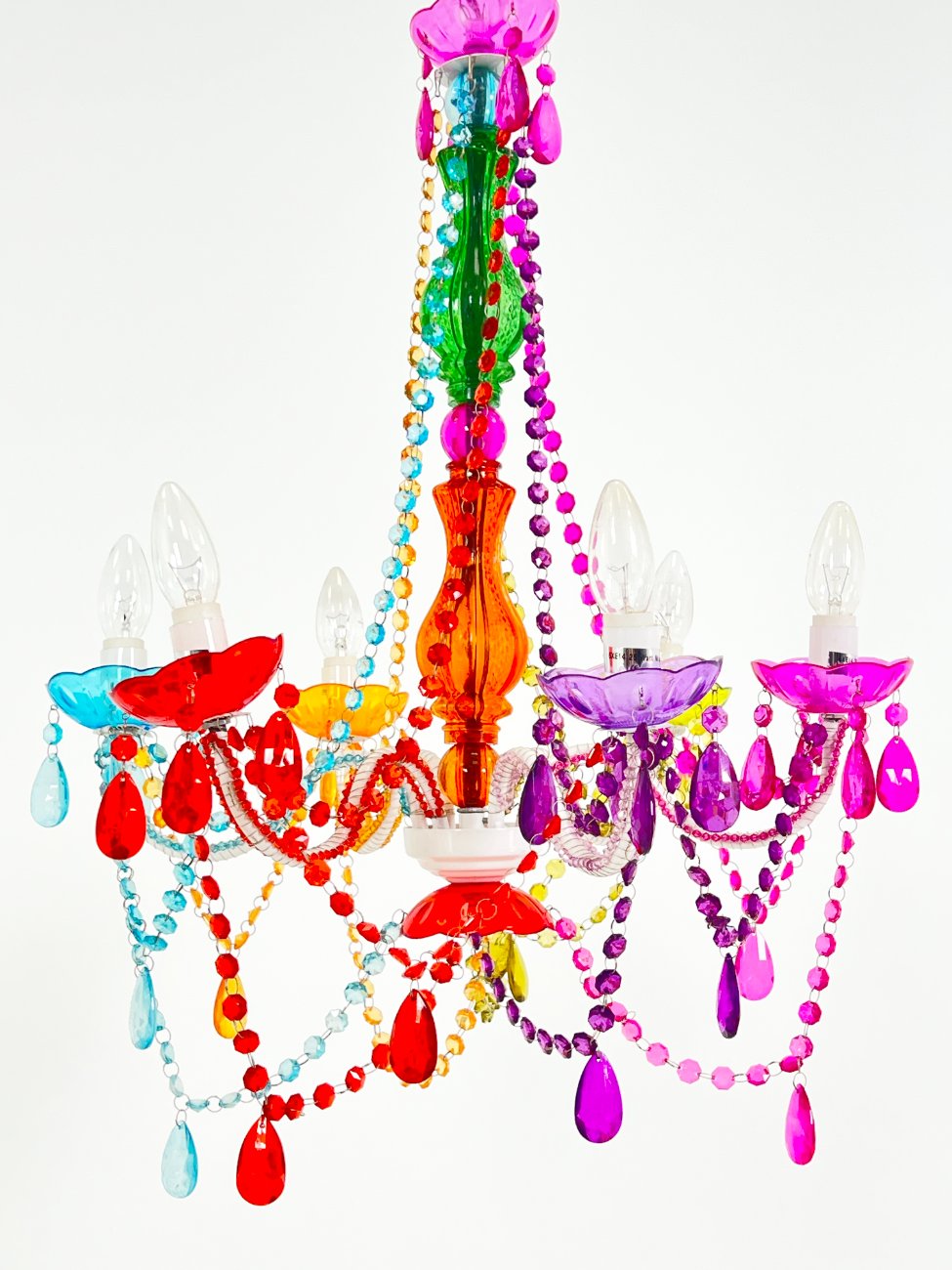 HN1530-pakabinami-sviestuvai-1 Šešių šakų pakabinamas sietynas su spalvingomis plastiko detalėmis 56x56x76 cm