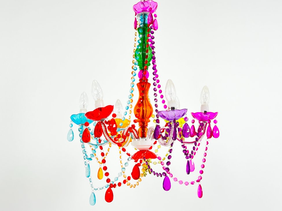 HN1530-pakabinami-sviestuvai-2 Šešių šakų pakabinamas sietynas su spalvingomis plastiko detalėmis 56x56x76 cm