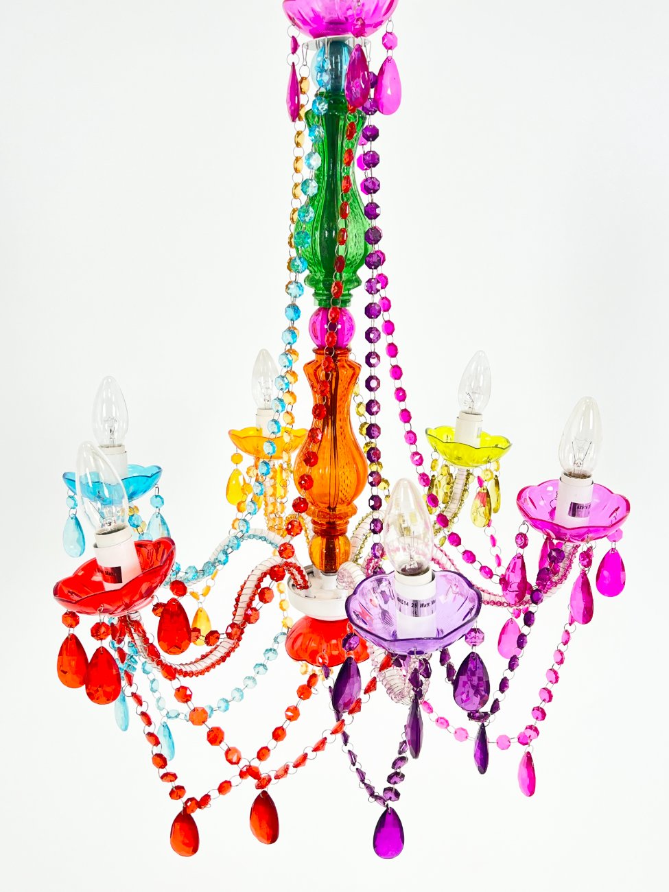 HN1530-pakabinami-sviestuvai-3 Šešių šakų pakabinamas sietynas su spalvingomis plastiko detalėmis 56x56x76 cm