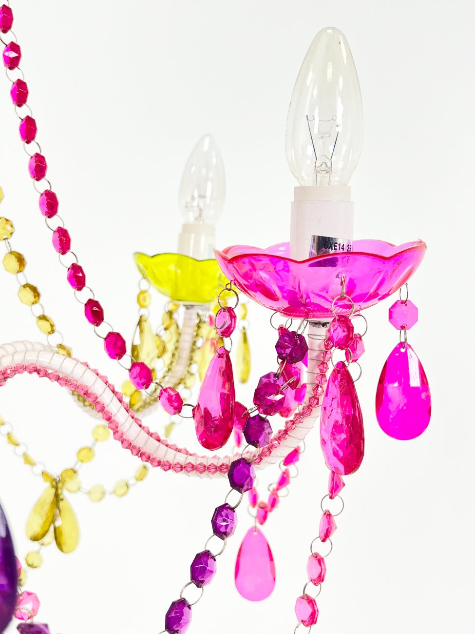 HN1530-pakabinami-sviestuvai-5 Šešių šakų pakabinamas sietynas su spalvingomis plastiko detalėmis 56x56x76 cm