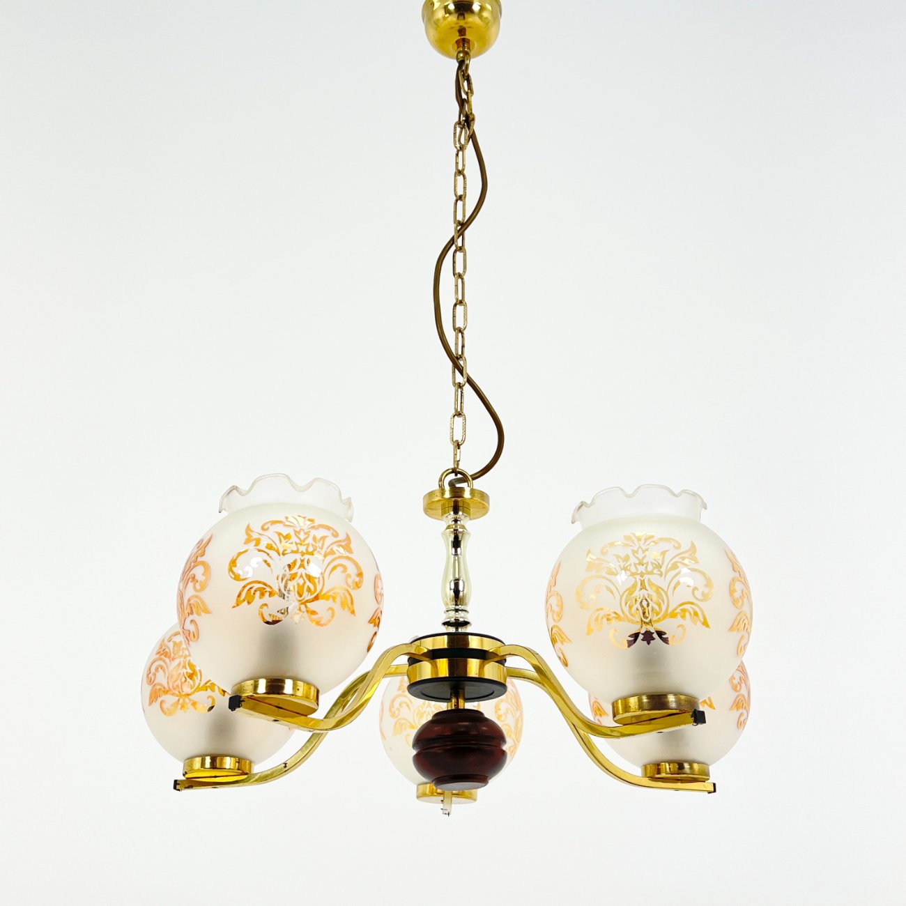 HN1534-pakabinami-sviestuvai-0 Penkių šakų metalinis pakabinamas sietynas su stiklo gaubtais 56x56x83 cm