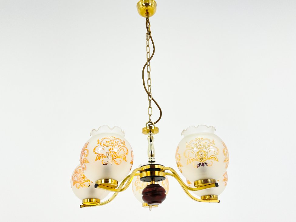 HN1534-pakabinami-sviestuvai-2 Penkių šakų metalinis pakabinamas sietynas su stiklo gaubtais 56x56x83 cm