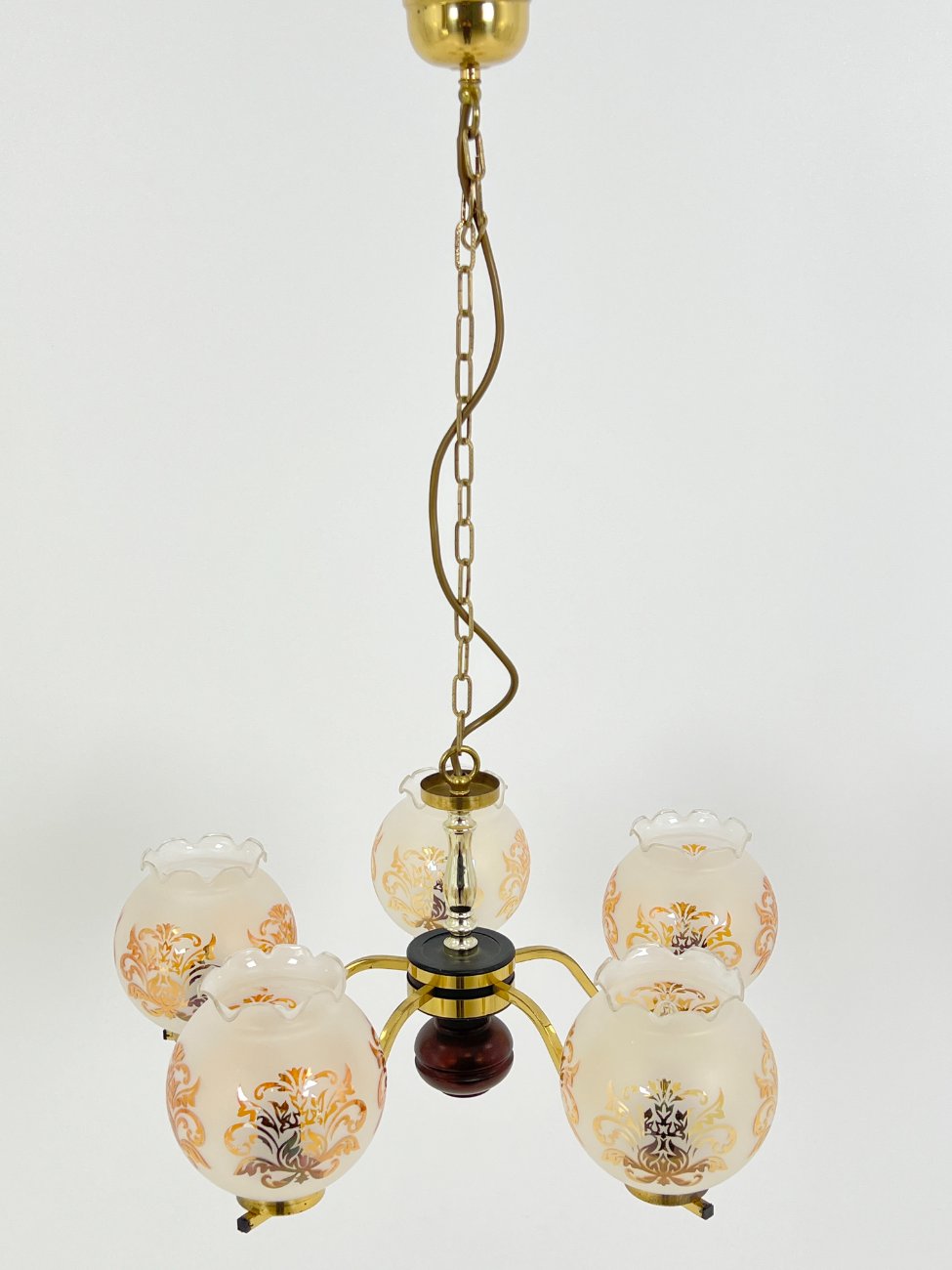 HN1534-pakabinami-sviestuvai-3 Penkių šakų metalinis pakabinamas sietynas su stiklo gaubtais 56x56x83 cm