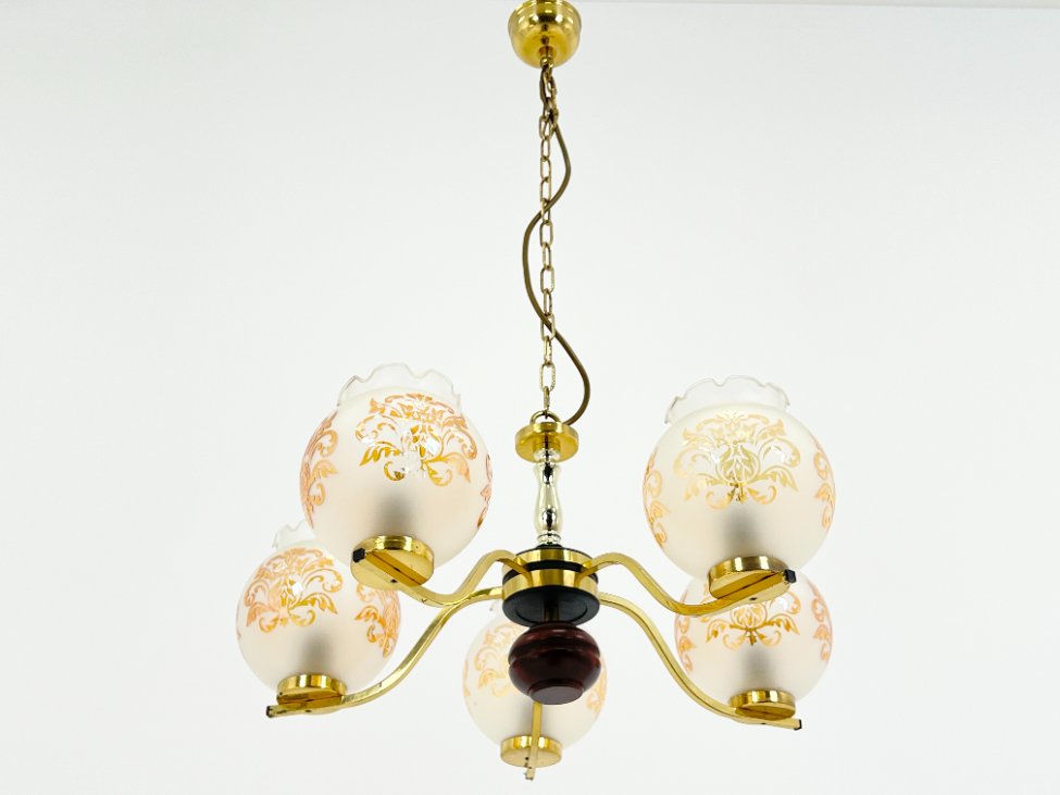 HN1534-pakabinami-sviestuvai-4 Penkių šakų metalinis pakabinamas sietynas su stiklo gaubtais 56x56x83 cm