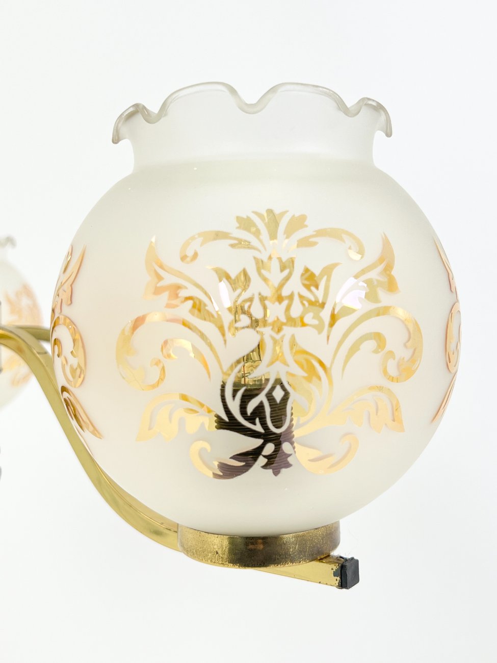 HN1534-pakabinami-sviestuvai-6 Penkių šakų metalinis pakabinamas sietynas su stiklo gaubtais 56x56x83 cm