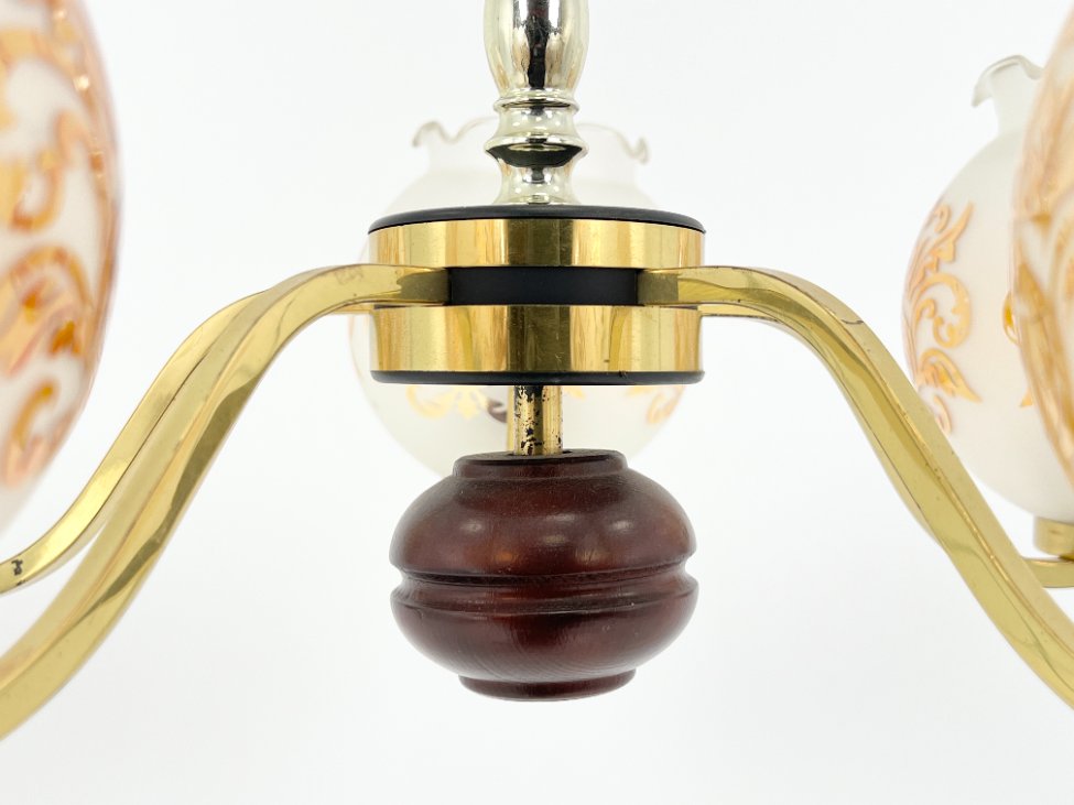 HN1534-pakabinami-sviestuvai-7 Penkių šakų metalinis pakabinamas sietynas su stiklo gaubtais 56x56x83 cm