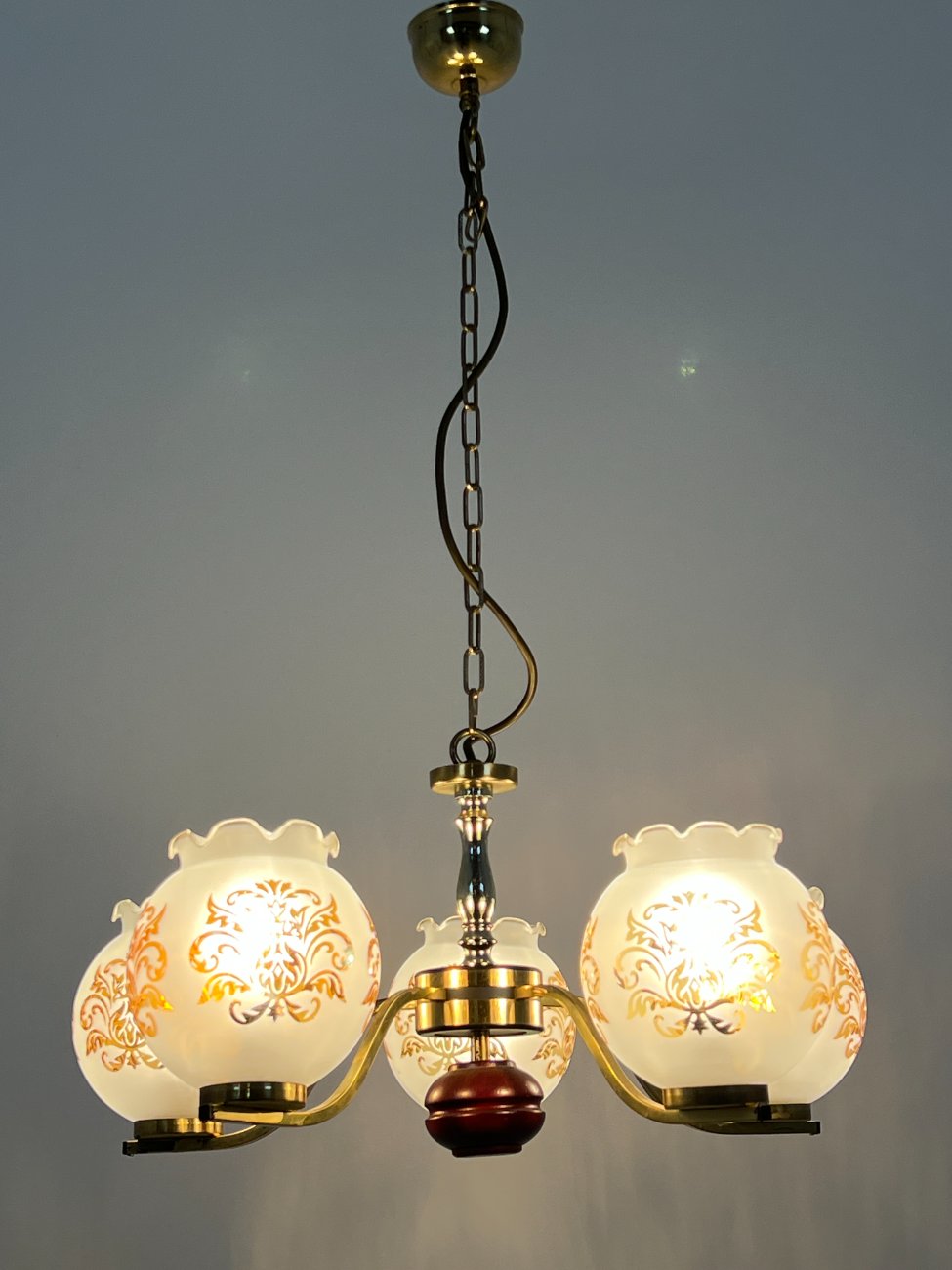 HN1534-pakabinami-sviestuvai-8 Penkių šakų metalinis pakabinamas sietynas su stiklo gaubtais 56x56x83 cm