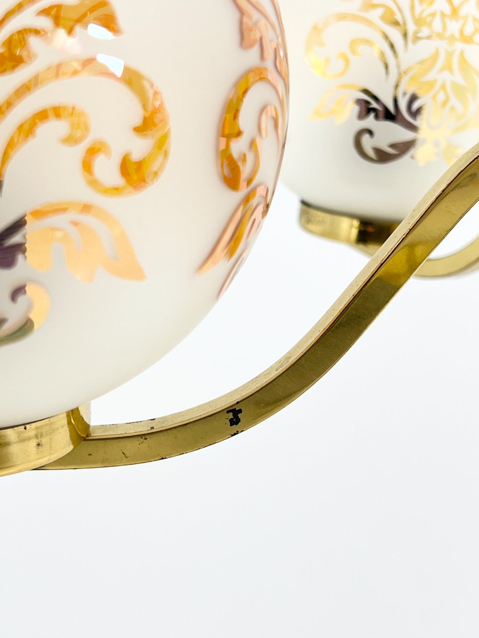 HN1534-pakabinami-sviestuvai-9 Penkių šakų metalinis pakabinamas sietynas su stiklo gaubtais 56x56x83 cm