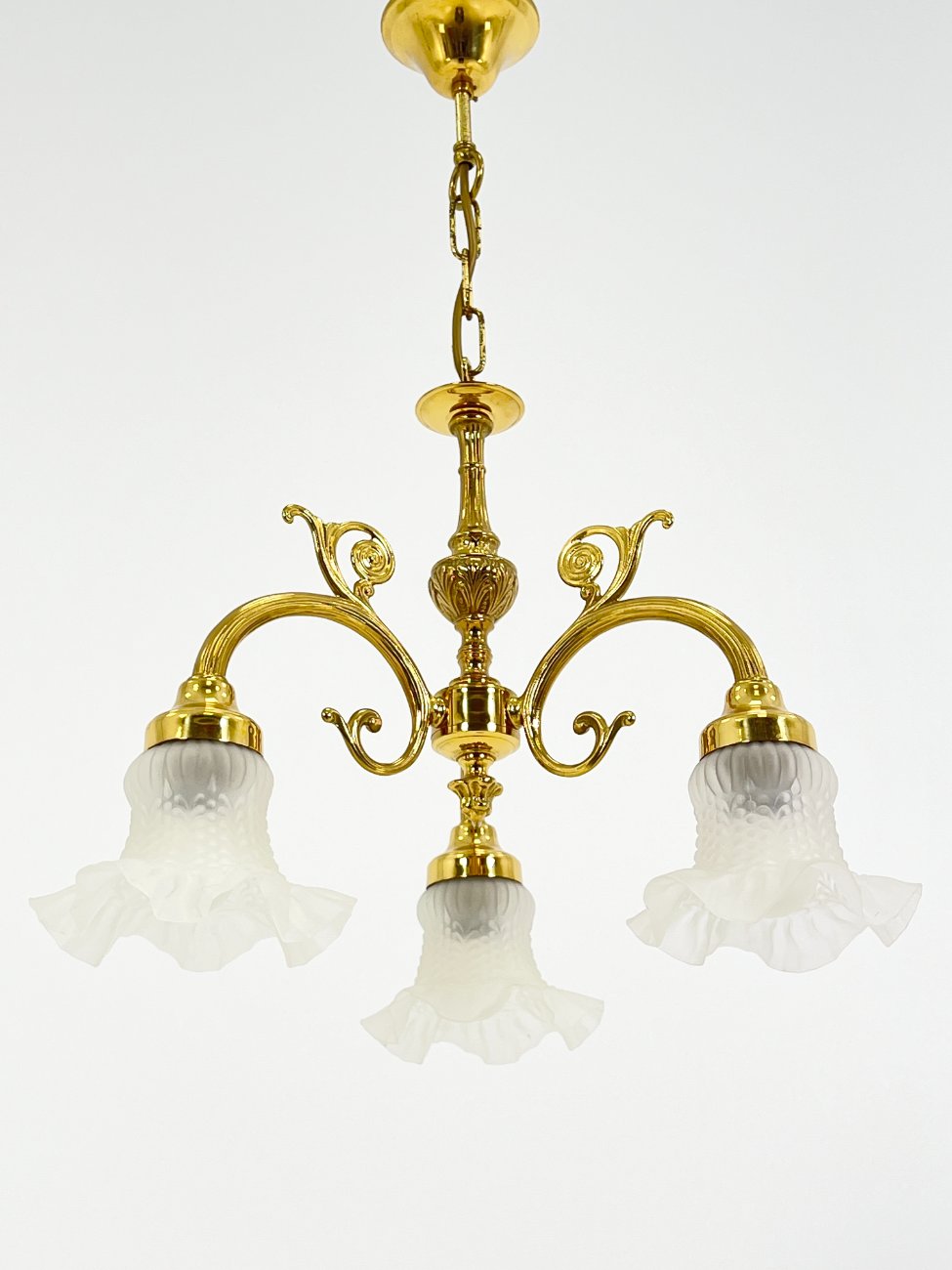 HN1536-pakabinami-sviestuvai-1 Žalvarinis trijų šakų sietynas su žiedo formos stiklo gaubtais 44x44x64 cm