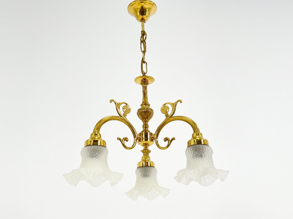 HN1536-pakabinami-sviestuvai-2 Žalvarinis trijų šakų sietynas su žiedo formos stiklo gaubtais 44x44x64 cm