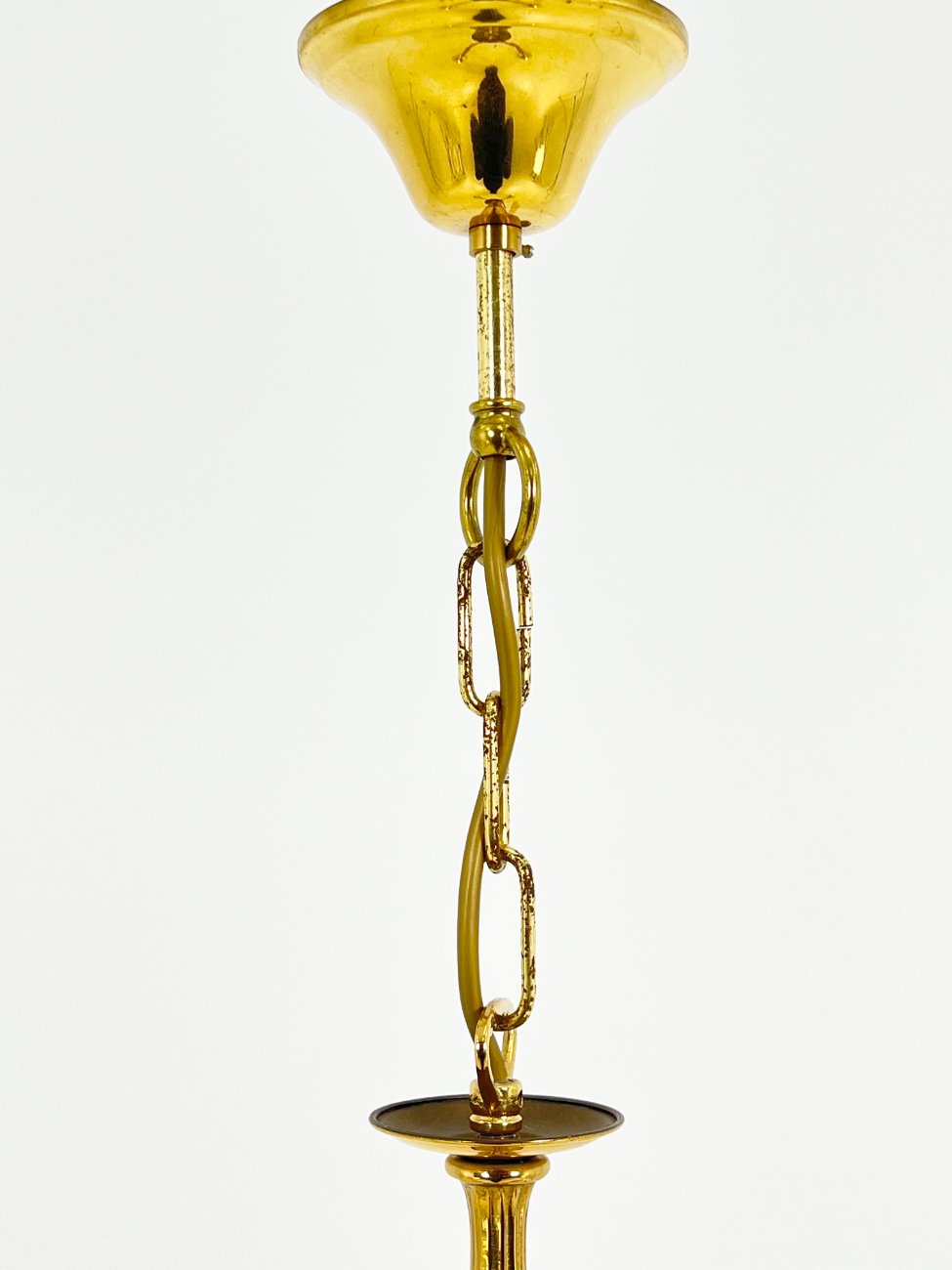 HN1536-pakabinami-sviestuvai-3 Žalvarinis trijų šakų sietynas su žiedo formos stiklo gaubtais 44x44x64 cm