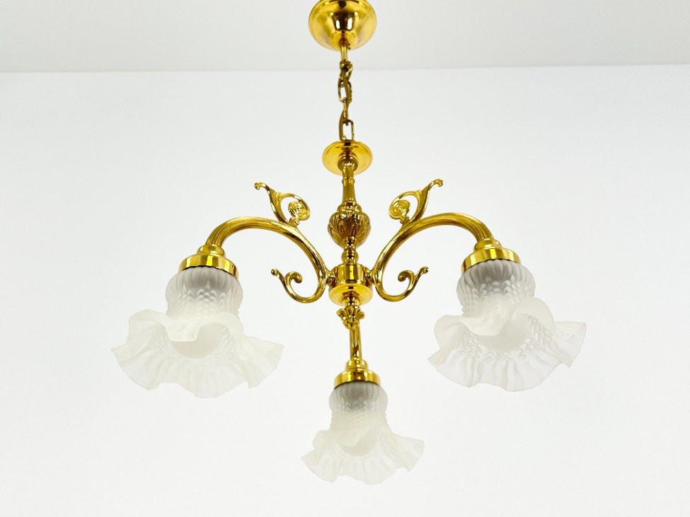 HN1536-pakabinami-sviestuvai-6 Žalvarinis trijų šakų sietynas su žiedo formos stiklo gaubtais 44x44x64 cm