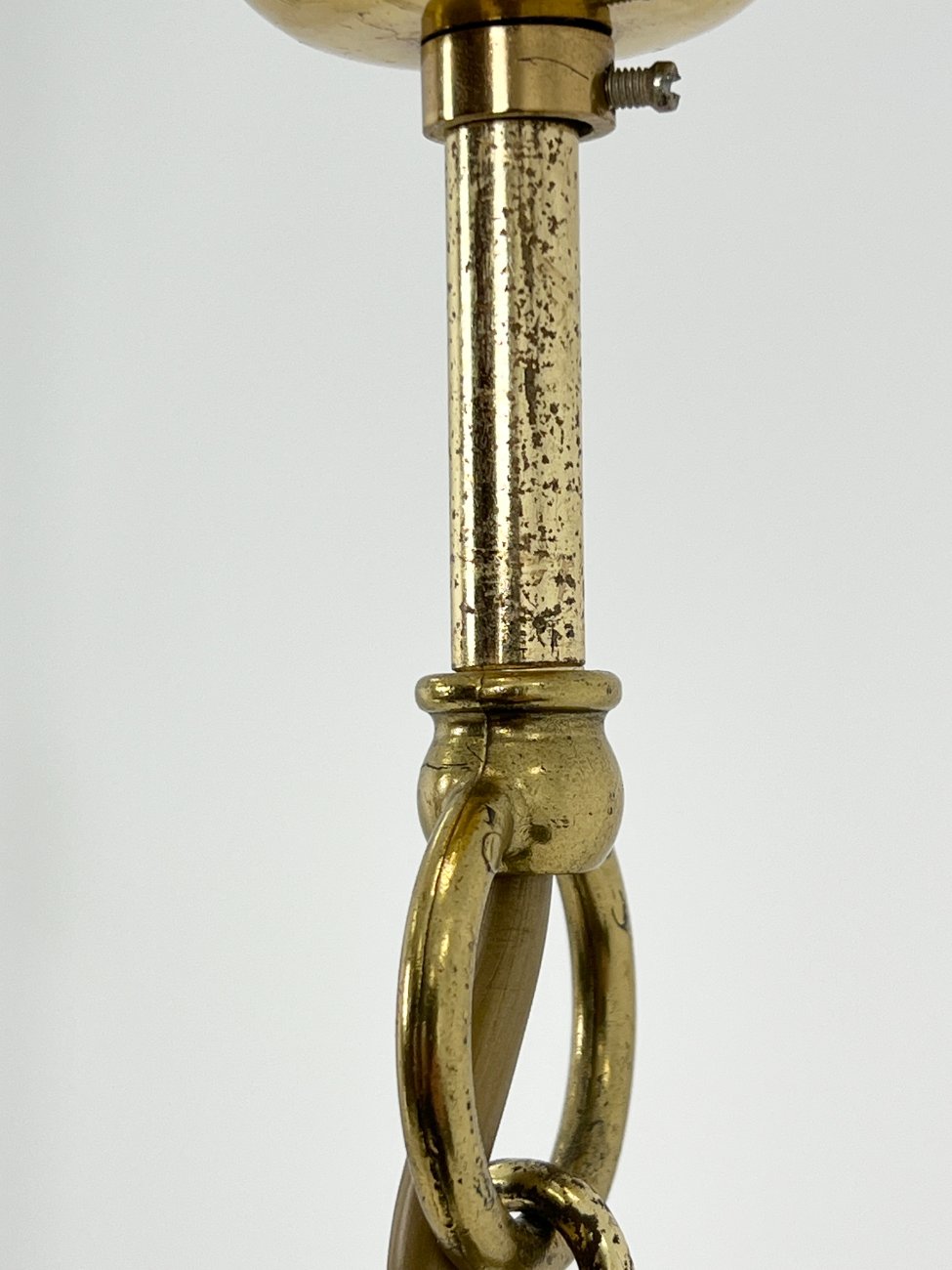 HN1536-pakabinami-sviestuvai-8 Žalvarinis trijų šakų sietynas su žiedo formos stiklo gaubtais 44x44x64 cm