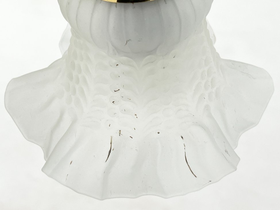 HN1536-pakabinami-sviestuvai-9 Žalvarinis trijų šakų sietynas su žiedo formos stiklo gaubtais 44x44x64 cm