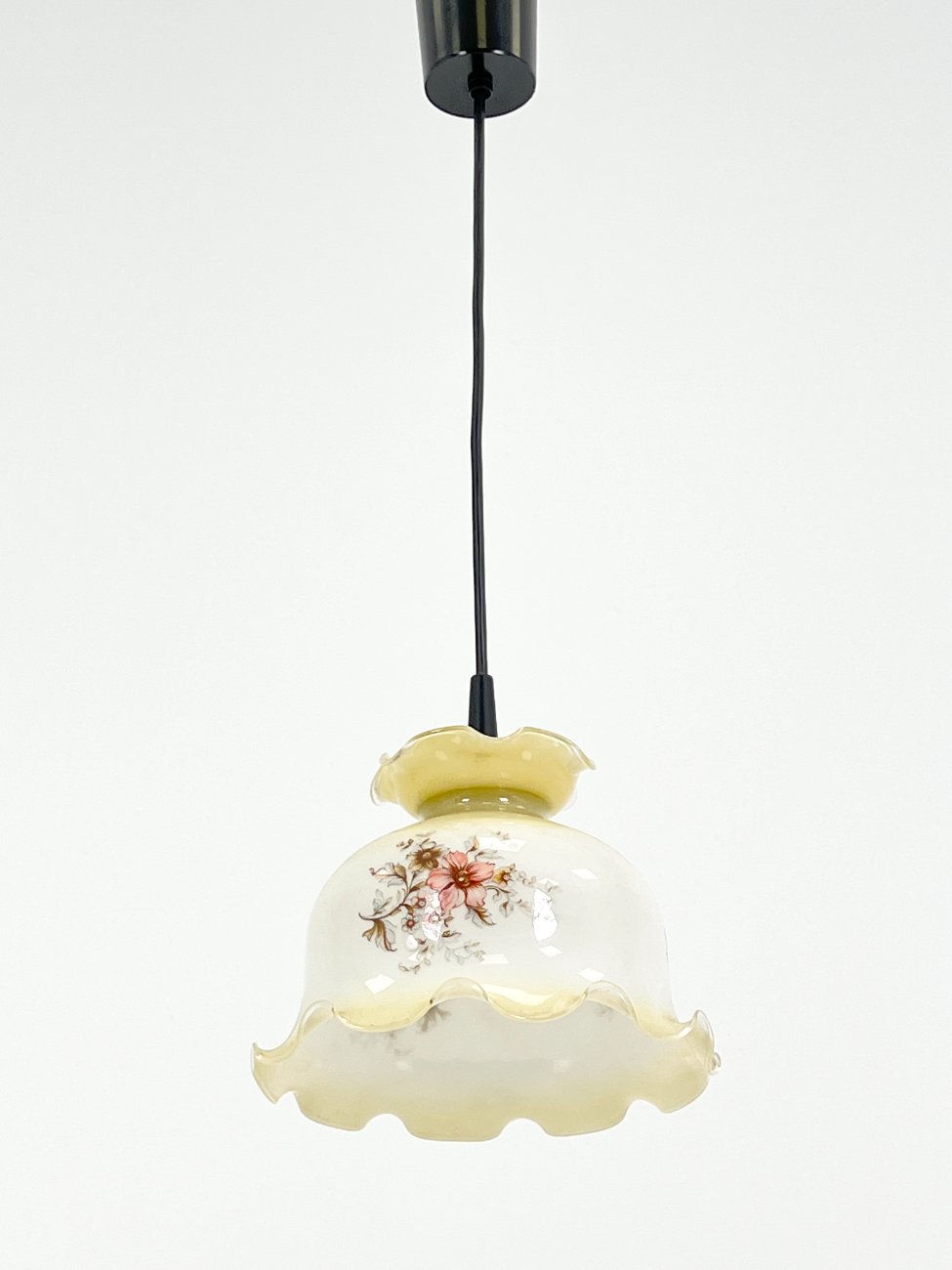 HN1537-pakabinami-sviestuvai-1 Pakabinamas šviestuvas stikliniu gaubtu su gėlių raštais 20x20x65 cm