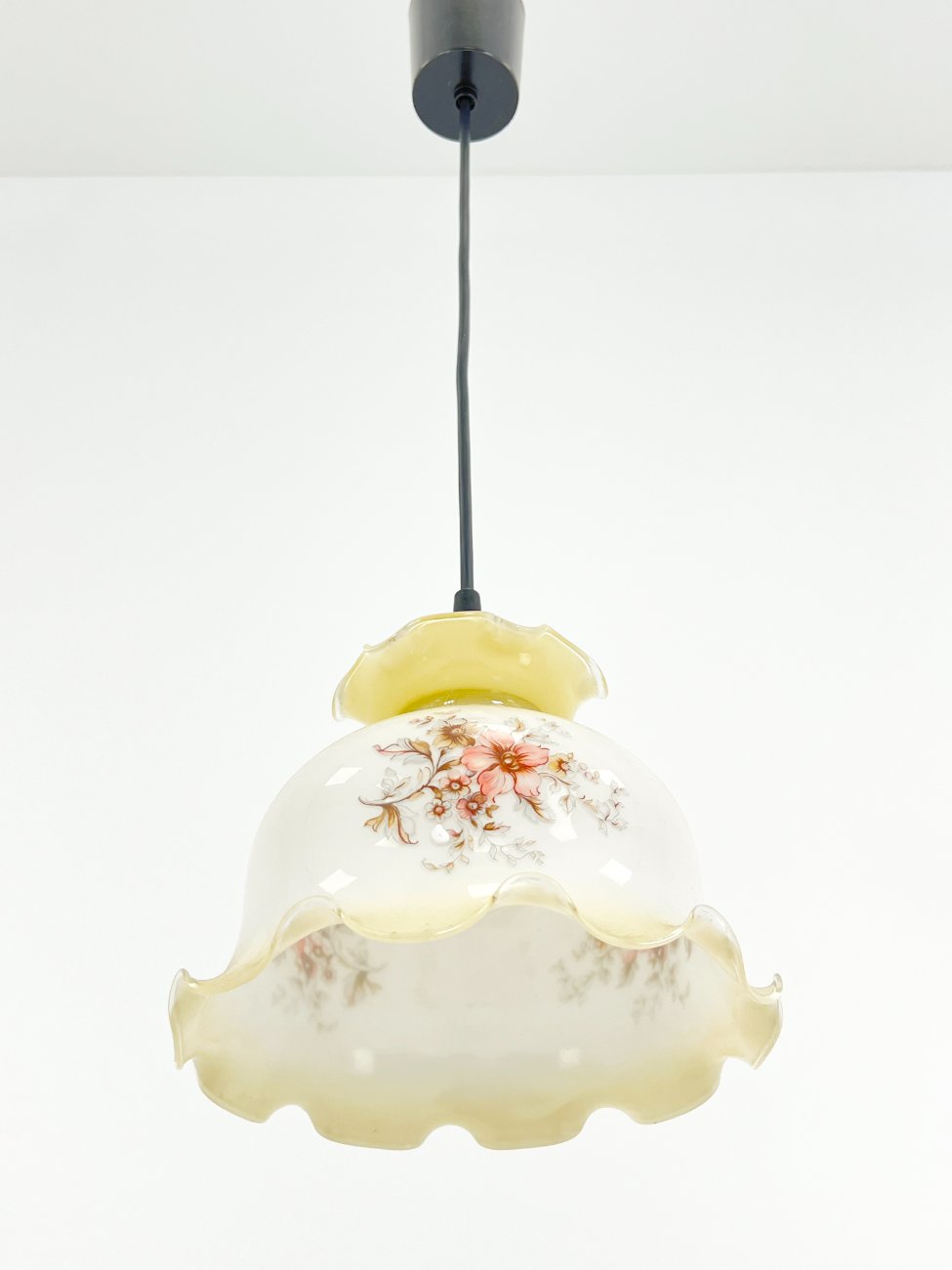 HN1537-pakabinami-sviestuvai-5 Pakabinamas šviestuvas stikliniu gaubtu su gėlių raštais 20x20x65 cm