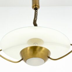 Reguliuojamo aukščio pakabinamas žalvario šviestuvas su stiklo gaubtu 50x56x48(+105) cm