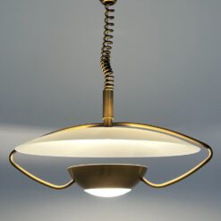 Reguliuojamo aukščio pakabinamas žalvario šviestuvas su stiklo gaubtu 50x56x48(+105) cm