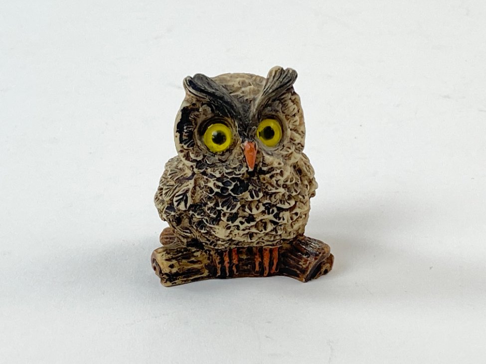 HN1558-kitokios-skulpturos-2 Apuoko statulėlė iš polirezino 3,5x4x4,5 cm